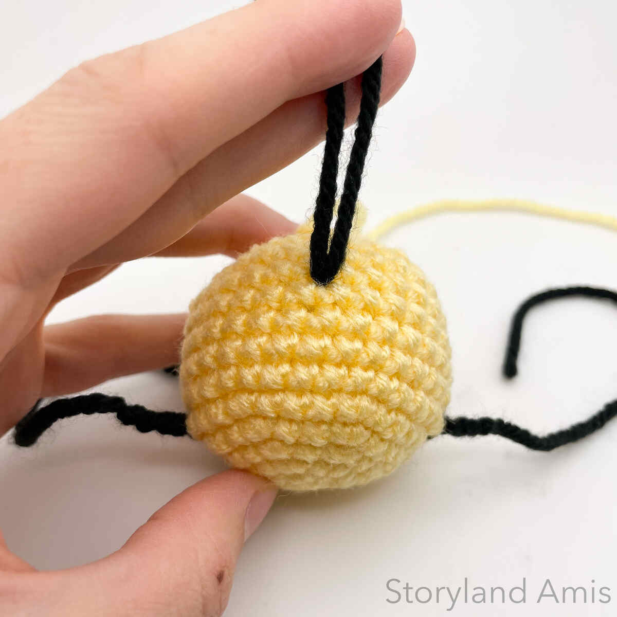 Free Bee Amigurumi Pattern - Crochet Tutorial With Video - Storyland Amis