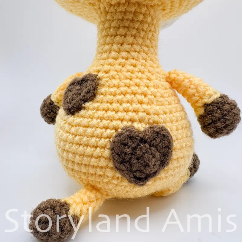 A close-up of the back of an amigurumi giraffe.