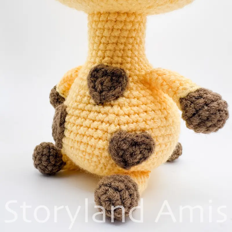 A close-up of the body of an amigurumi giraffe.