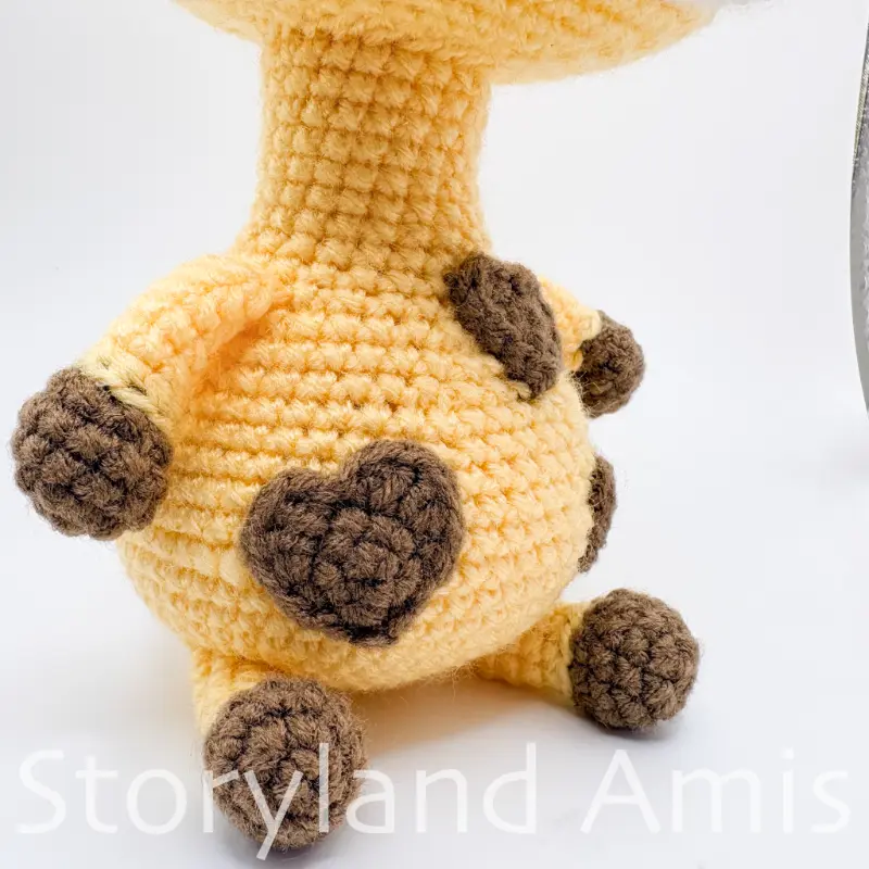 A close-up of the body of an amigurumi giraffe.