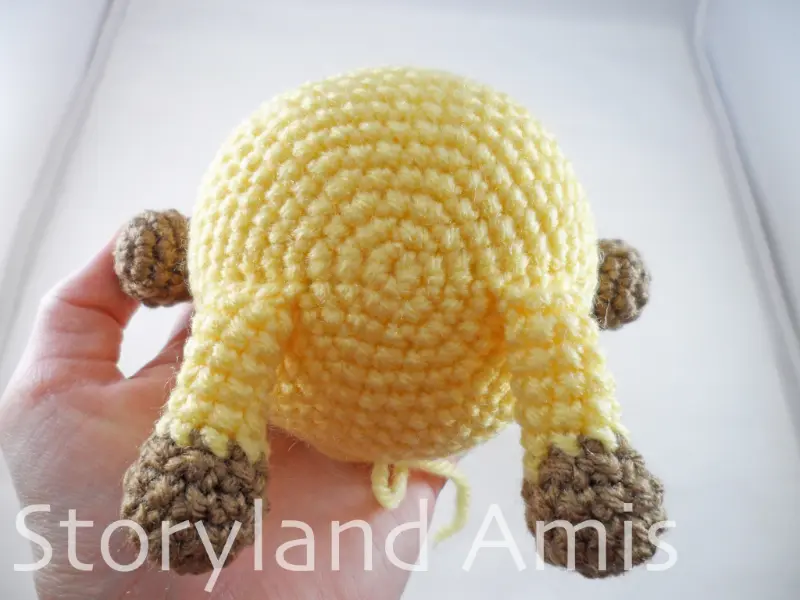 A close-up of the bottom of a crocheted amigurumi giraffe.
